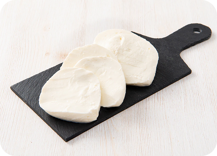 モッツァレラチーズは香りや味にクセがなく、もちもちした食感が特徴です。