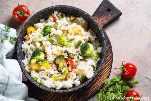 野菜、肉、コンソメスープと一緒に