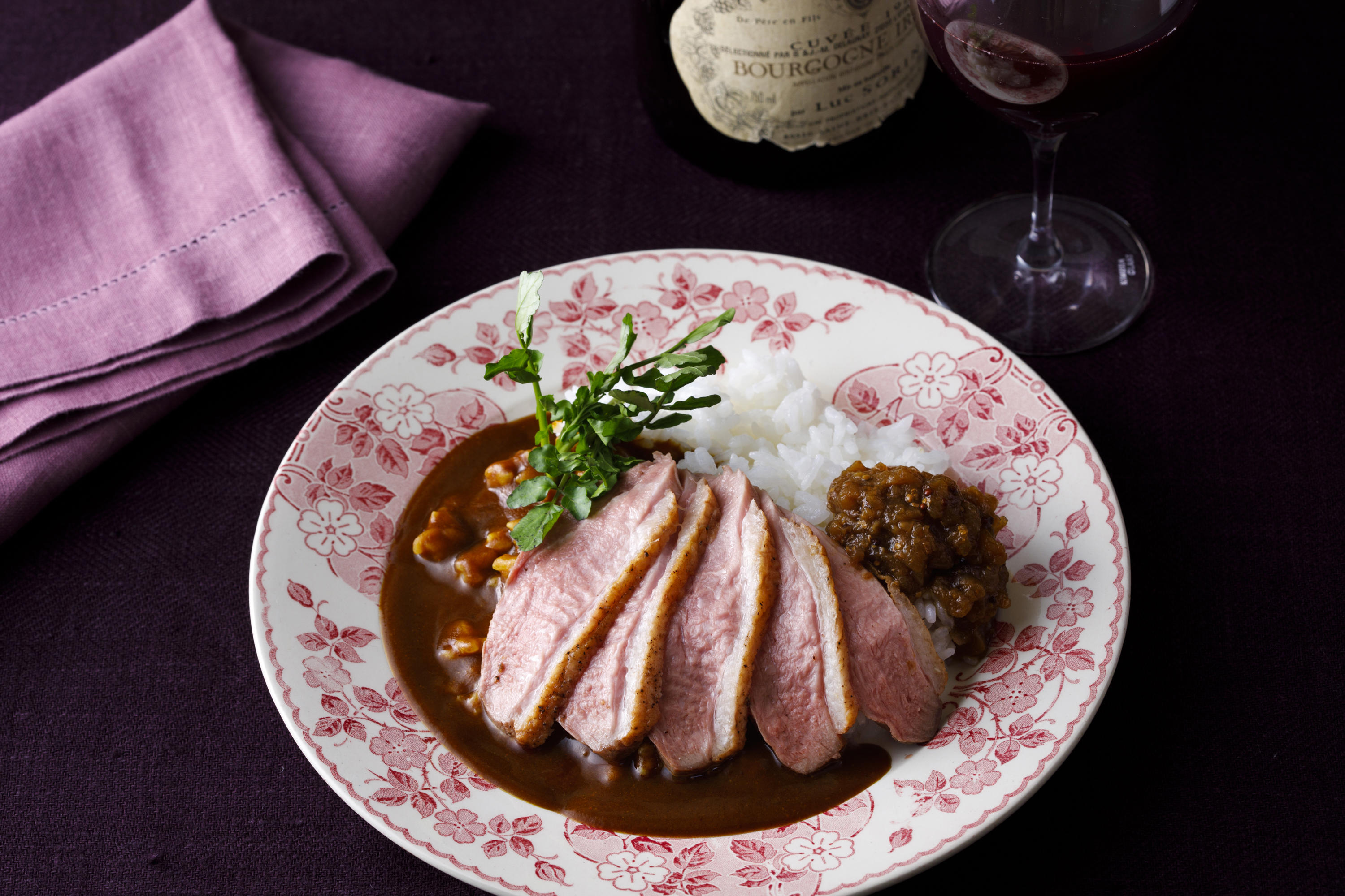 リッチなカレーに、鴨のうまみを含んだローストオニオンを添えて