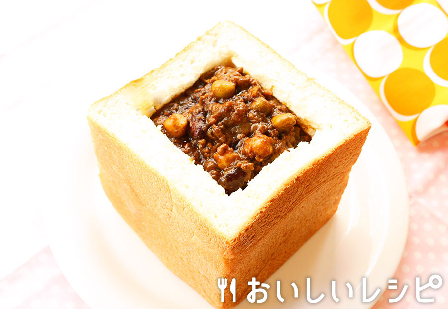 バニー・チャウ(食パンに入ったキーマカレー)