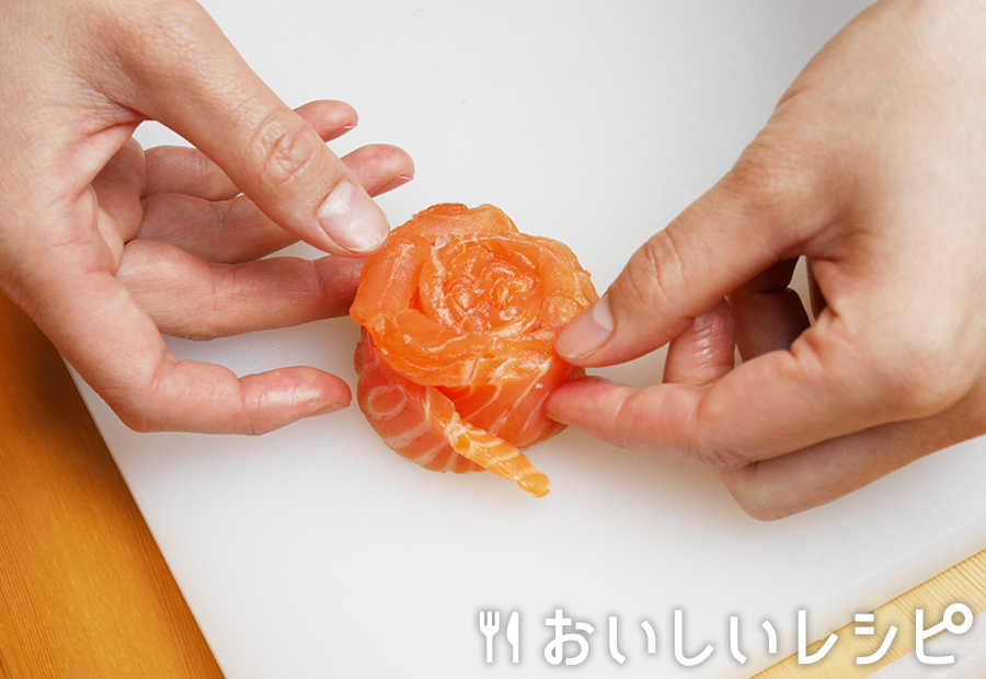 迷ったらこれ 花の形のお刺身サラダ おいしいレシピ エバラ食品