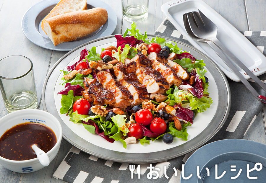 グリルチキンとぶどうの春サラダ、ヤギチーズとハニーバルサミコドレッシング添え レシピ