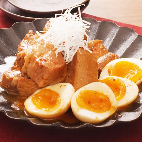 炊飯器でやわらかキムチ角煮 いつもの豚の角煮とは一味違う、ピリ辛キムチ角煮！ 火加減は炊飯器まかせで、とろとろに仕上がります♪