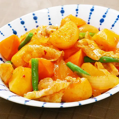 キムチ鍋の素でピリ辛肉じゃが いつもの肉じゃがをキムチ味にアレンジ！　味付けは「キムチ鍋の素」におまかせ！