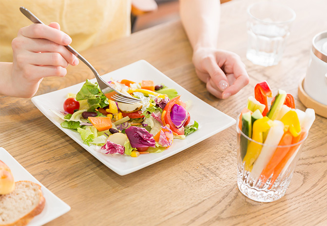 差し色だけでは解決しない栄養バランス“つもり食”の思わぬ落とし穴。働く女性の 4 人に 1 人が「やせすぎ」！食生活の実態