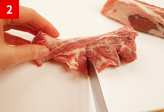 お肉に切れ目を入れます。このひと手間で、火が通りやすくなり、食べやすくなります。