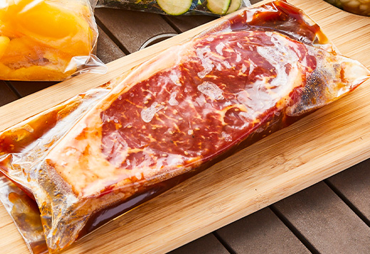 お肉の表面についたたれを拭き取る