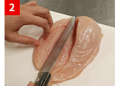 ②観音開きにします。まず、鶏むね肉の中央に、厚さの1/2まで切り込みを入れます。