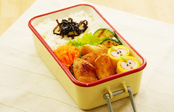 そのまま焼くだけ!冷めてもやわらか!香ばしさがやみつき“鶏むねステーキ弁当”