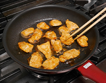フライパンが十分に温まったら油を熱し、汁気を切った鶏むね肉を入れます。