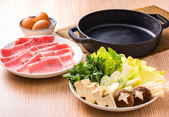 「関東では煮る、関西では焼く」この鍋料理はなに？