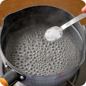 砂糖を加えている画像