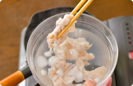 片栗粉をまぶしてゆでたお肉を氷水にとっているところ